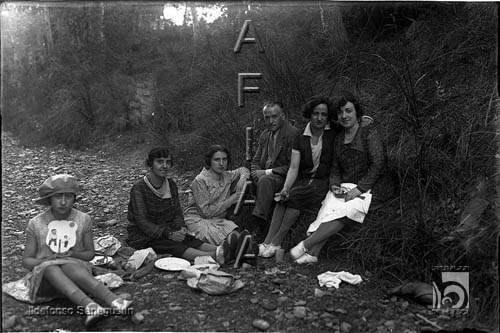 Ildefonso San Agustín, varias señoritas y una niña a orillas del Isuela. Ildefonso San Agustín. Huesca