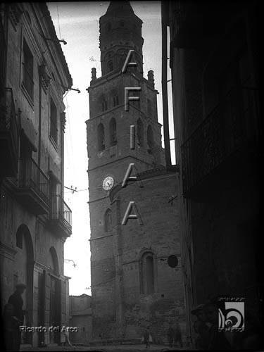 Torre y reloj de la iglesia parroquial. Ricardo del Arco y Garay. Fraga. Bajo Cinca