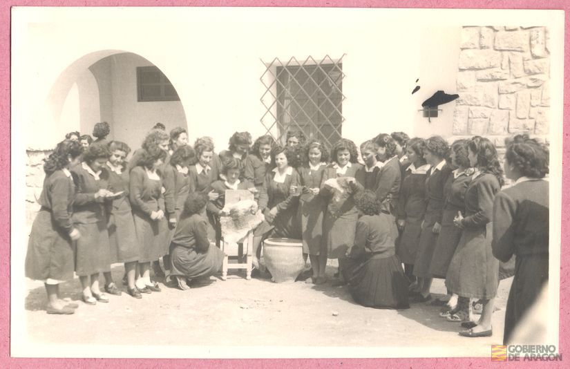 Hermandad de la Ciudad y el Campo. Industrias rurales. Curso de cunicultura. Encurtido de la piel. Granja escuela San Pascual Bailón. Gracia Jarque. Alcañiz