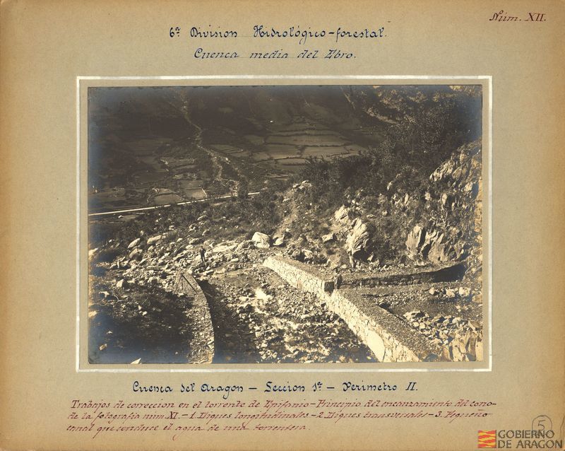 Cuenca del río Aragón. Sección 1ª Perímetro I. Trabajos de corrección en el torrente de Epifanio. Principio del encauzamiento del cono de la fotografía nª XI. 1 Diques longitudinales. 2 Diques transversales. 3 Pequeño canal que conduce el agua de una torrentera