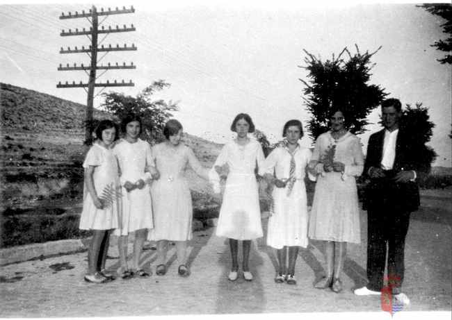 Grupo de amigos en la carretera. La Puebla de Alfindén