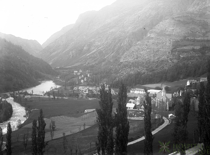 Vista de pueblo no identificado en los Pirineos.