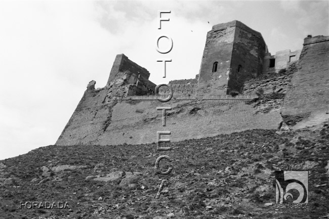 Vista exterior del castillo. Alfonso Foradada Coll. Monzón