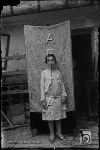 Mujer joven con vestido claro. Joaquín Galán Bernal. Huesca
