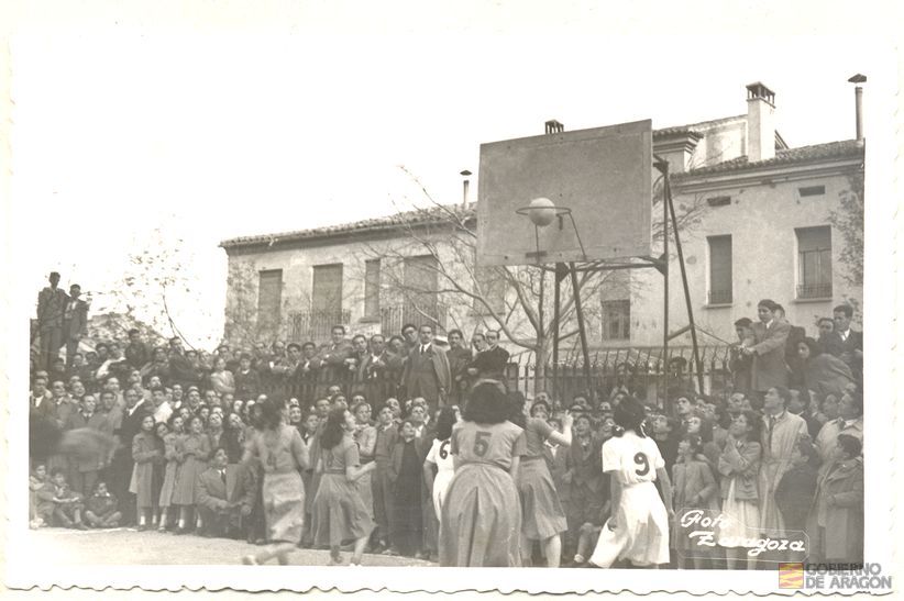 Cultura y Deporte. Juventudes femeninas. X Campeonato de baloncesto femenino. Encuentro entre los equipos de Teruel y Valencia en las instalaciones deportivas de la Residencia de Formación Profesional General Pizarro, nº 3 de la calle Alfonso II del Ensanche. Foto Zaragoza. Teruel