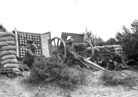 Pieza de artillería nacional en posición junto con el armón de municiones y sacos terreros en Estrecho Quinto (Huesca). Antonio Cobos Berges