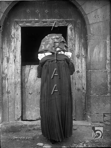 Fiesta del traje. Ansotana de espaldas. Ricardo del Arco y Garay. Ansó