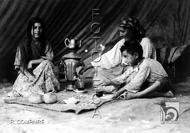 "Caldereros húngaros. Mujeres dentro de la lona". Ricardo Compairé Escartín. Huesca
