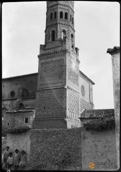 Alfajarín (Zaragoza). Iglesia parroquial. Torre mudéjar. Grupo de niños. José Galiay Sarañana