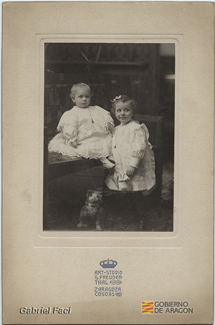 Retrato de dos niñas pequeñas con un gatito de peluche. Gustavo Freudenthal Art Studio