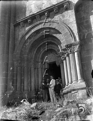 Iglesia de Santiago. Grupo en la portada. Ricardo del Arco y Garay. Agüero