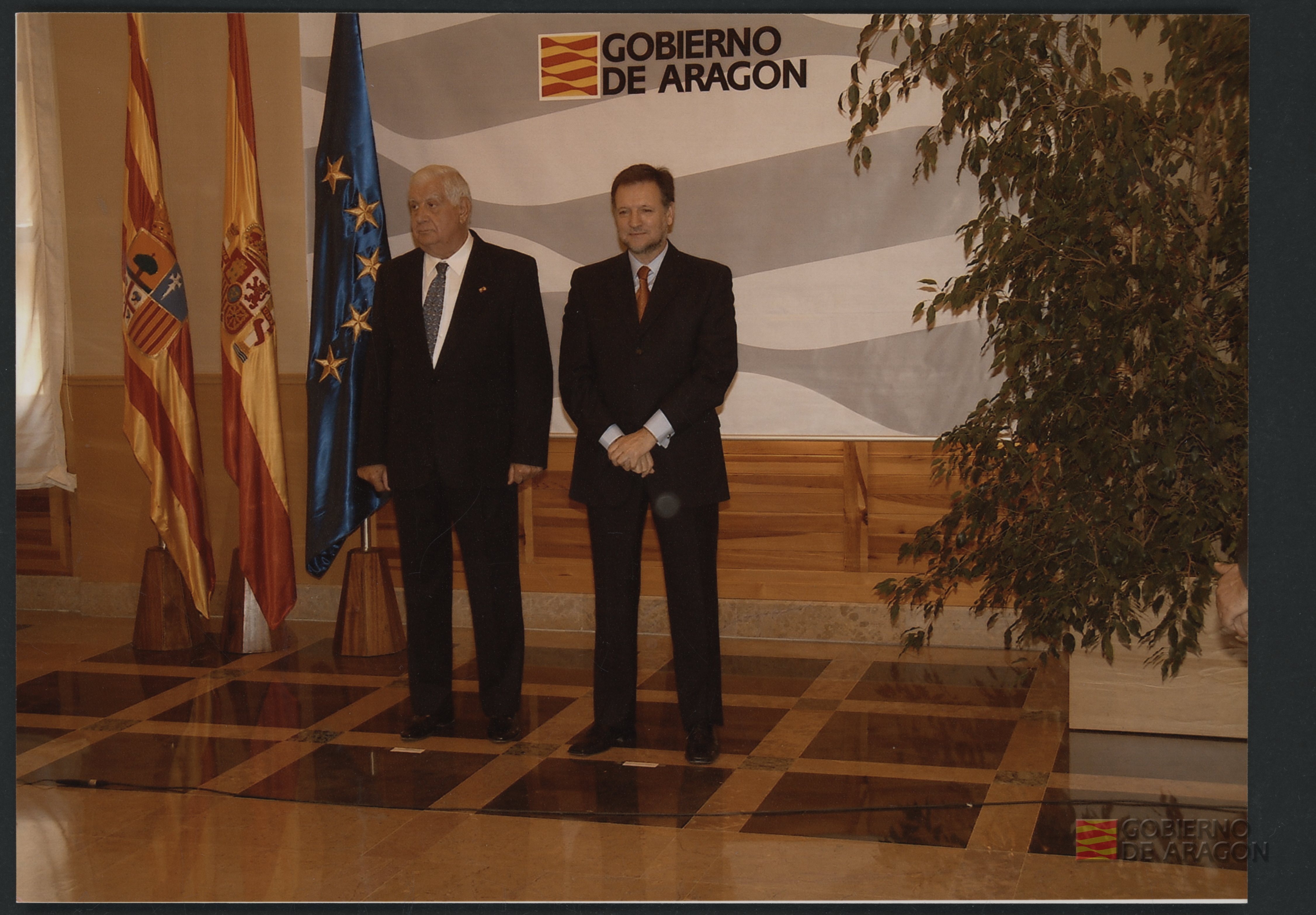 Juan Antonio Bolea Foradada junto con el presidente Marcelino Iglesias durante el acto conmemorativo del veinticinco aniversario de la constitución de la Diputación General de Aragón