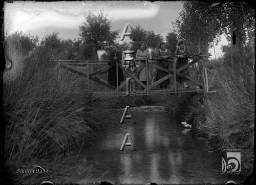 Grupo de mujeres en un puente del río Isuela. Santos Baso Simelio. Huesca