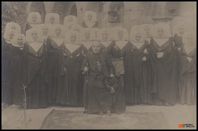 [Religiosas del monasterio de Santa María de Sigena con el obispo de Lleida Josep Miralles]