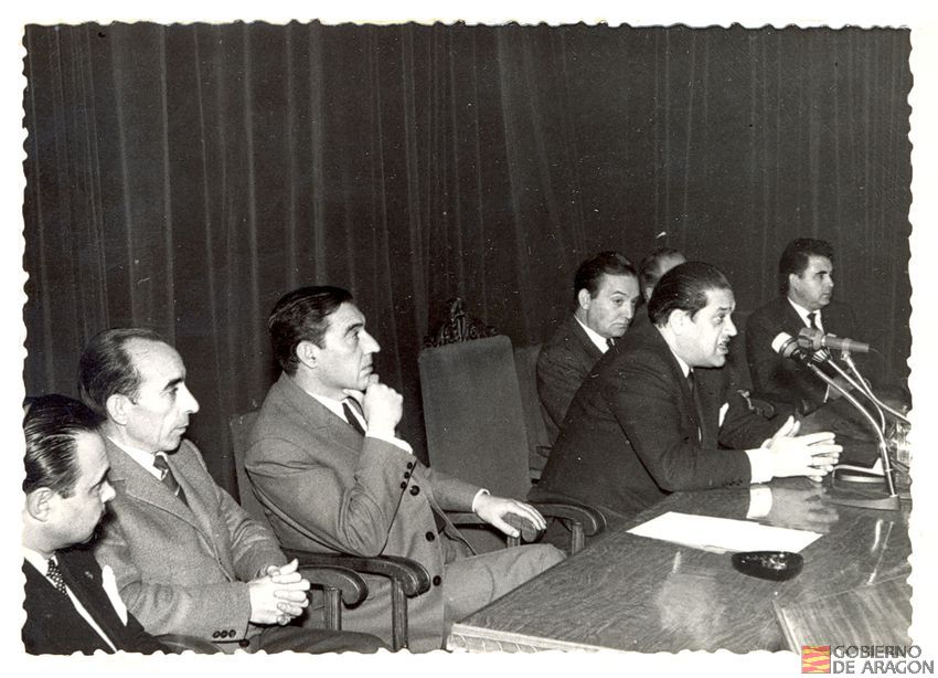Casa Sindical, salón de actos. Elecciones de Enlaces Sindicales y jurados de empresa. Entrega de credenciales, preside la mesa el gobernador civil D. Federico Trillo-Figueroa. Octubre. Teruel