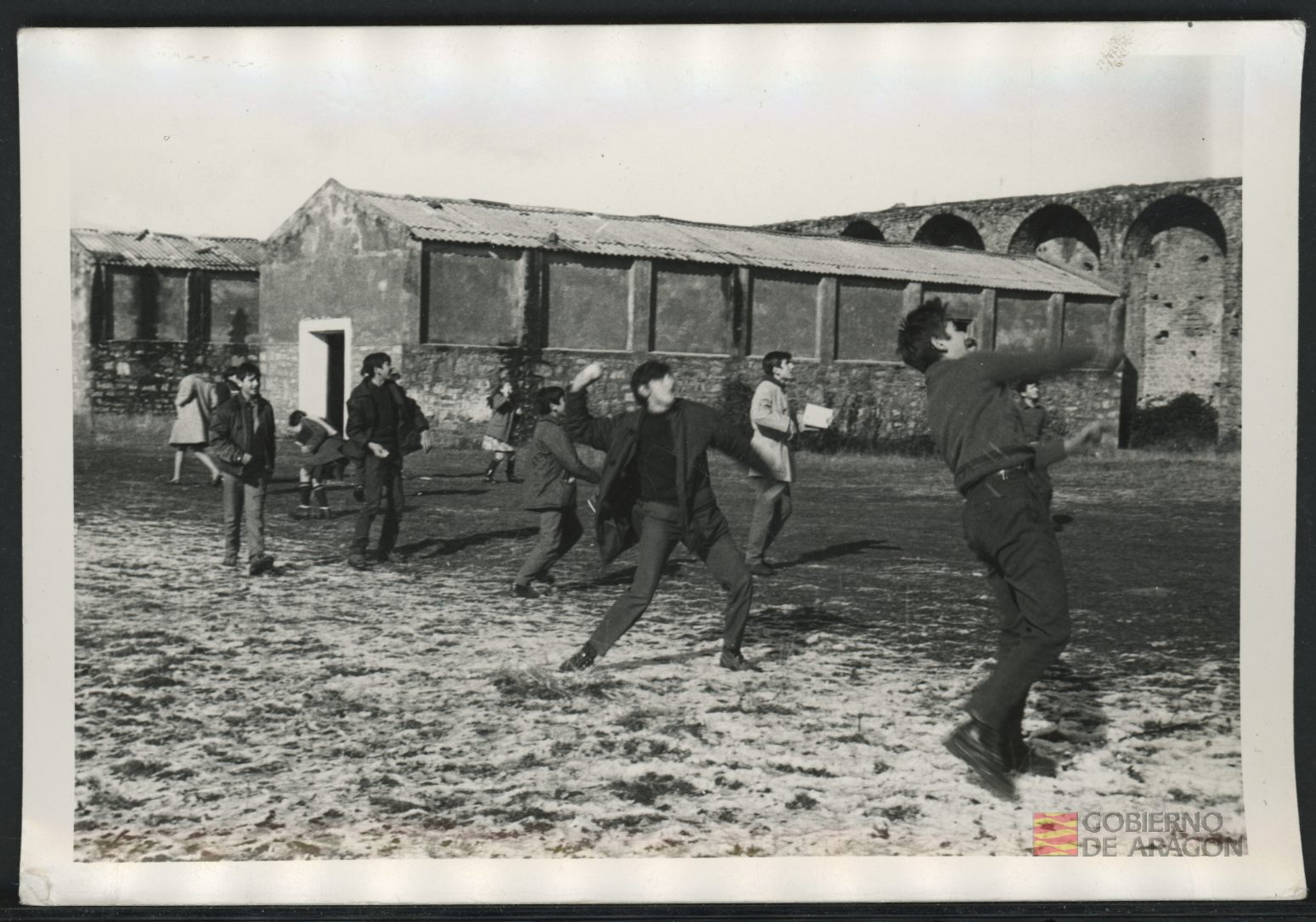 Alumnos en el Castillo de Aínsa realizando una batalla de bolas de nieve