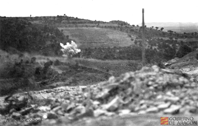 Explosión de artillería republicana. Antonio Cobos Berges