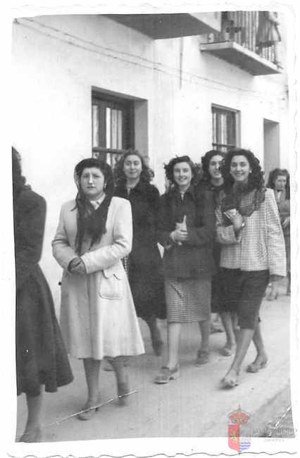 Jóvenes con mantilla Camino de la iglesia. La Puebla de Alfindén