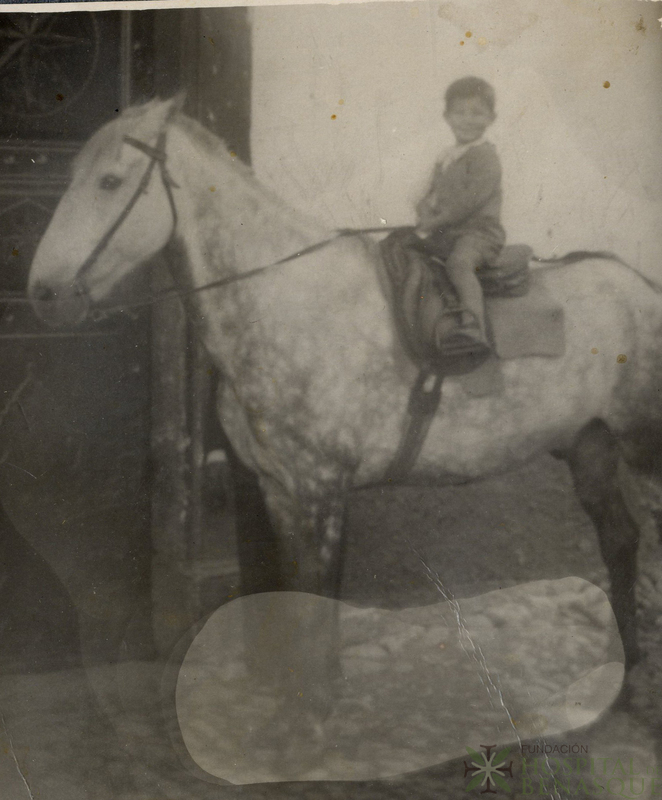 Niño montado a caballo