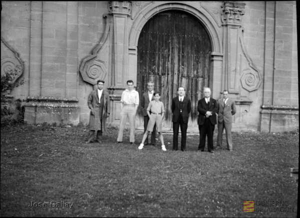 Botaya (Huesca). San Juan de la Peña. Monasterio alto. grupo de gente.. José Galiay Sarañana