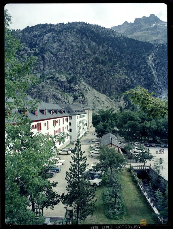 Automóviles aparcados junto a edificios en el Balneario de Panticosa