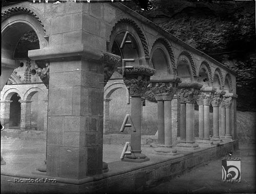 Monasterio Viejo de San Juan de la Peña. Vista del claustro. Ricardo del Arco y Garay. Botaya