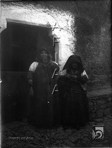 Fiesta del traje. Dos ansotanas en un portón. Ricardo del Arco y Garay. Ansó