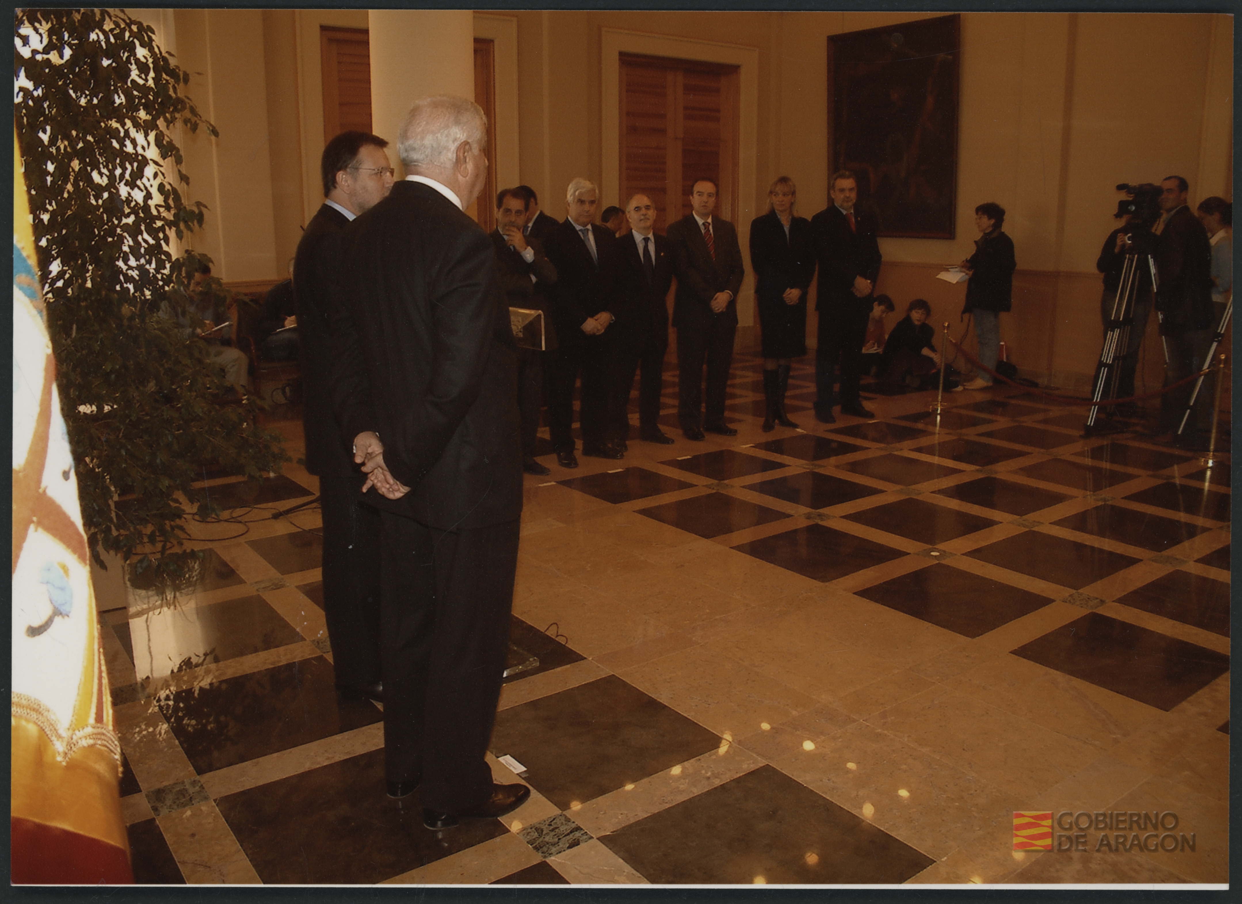 Juan Antonio Bolea Foradada junto al presidente de Aragón Marcelino Iglesias durante el acto por el veinticinco aniversario de la constitución de la Diputación General de Aragón