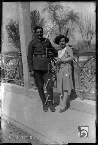 Mujer y militar en el puente San Miguel o Puente Nuevo. Joaquín Galán Bernal. Huesca