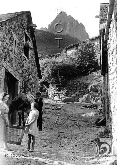 "Calle". Ricardo Compairé Escartín. "1934". Sallent de Gállego