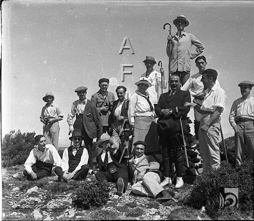 Excursionistas rodeando a Vicente Cajal en el Salto de Roldán. Ildefonso San Agustín. Nueno