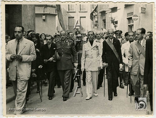 Autoridades en la procesión de San Lorenzo por la calle Goya. Foto Uri. Huesca