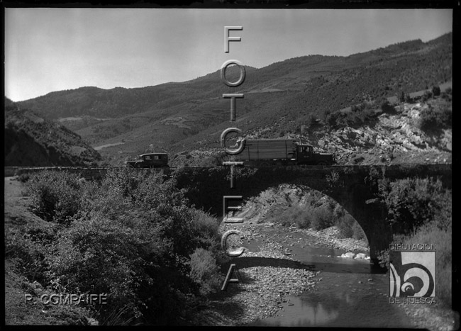 "Un camión cargado de madera pasando por el puente". Ricardo Compairé Escartín. Ansó