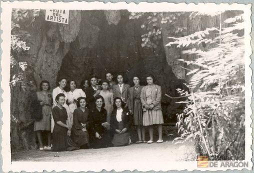 Hermandad de la Ciudad y el Campo. "Sindicadas". Excursión al Monasterio de Piedra de 26 camaradas productoras de los sindicatos femeninos. Gruta del Artista. Nuévalos