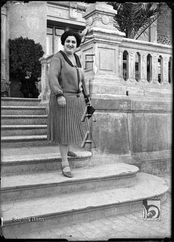 Eugenia Sáez en las escaleras del Casino. Santos Baso Simelio. Huesca
