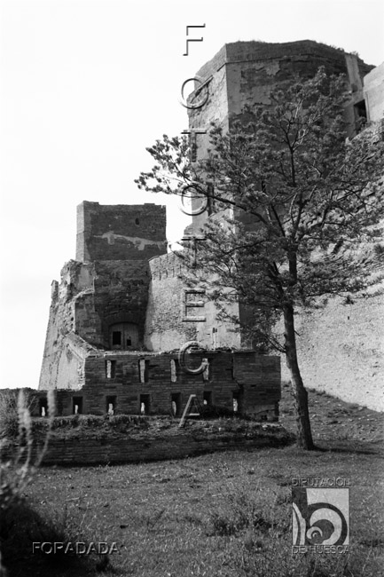 Acceso al castillo. Alfonso Foradada Coll. Monzón