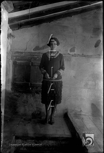 Retrato de mujer en una falsa. Joaquín Galán Bernal. Huesca
