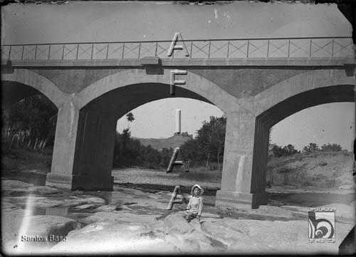 En el río Flumen. Puente de Tierz volado en la guerra. Al fondo el castillo de Montearagón. Santos Baso Simelio. Tierz