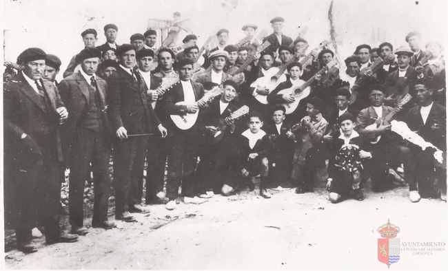 Rondalla en un día de fiesta. La Puebla de Alfindén