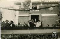 Acto político en un pueblo. Tribuna de oradores. Tardienta