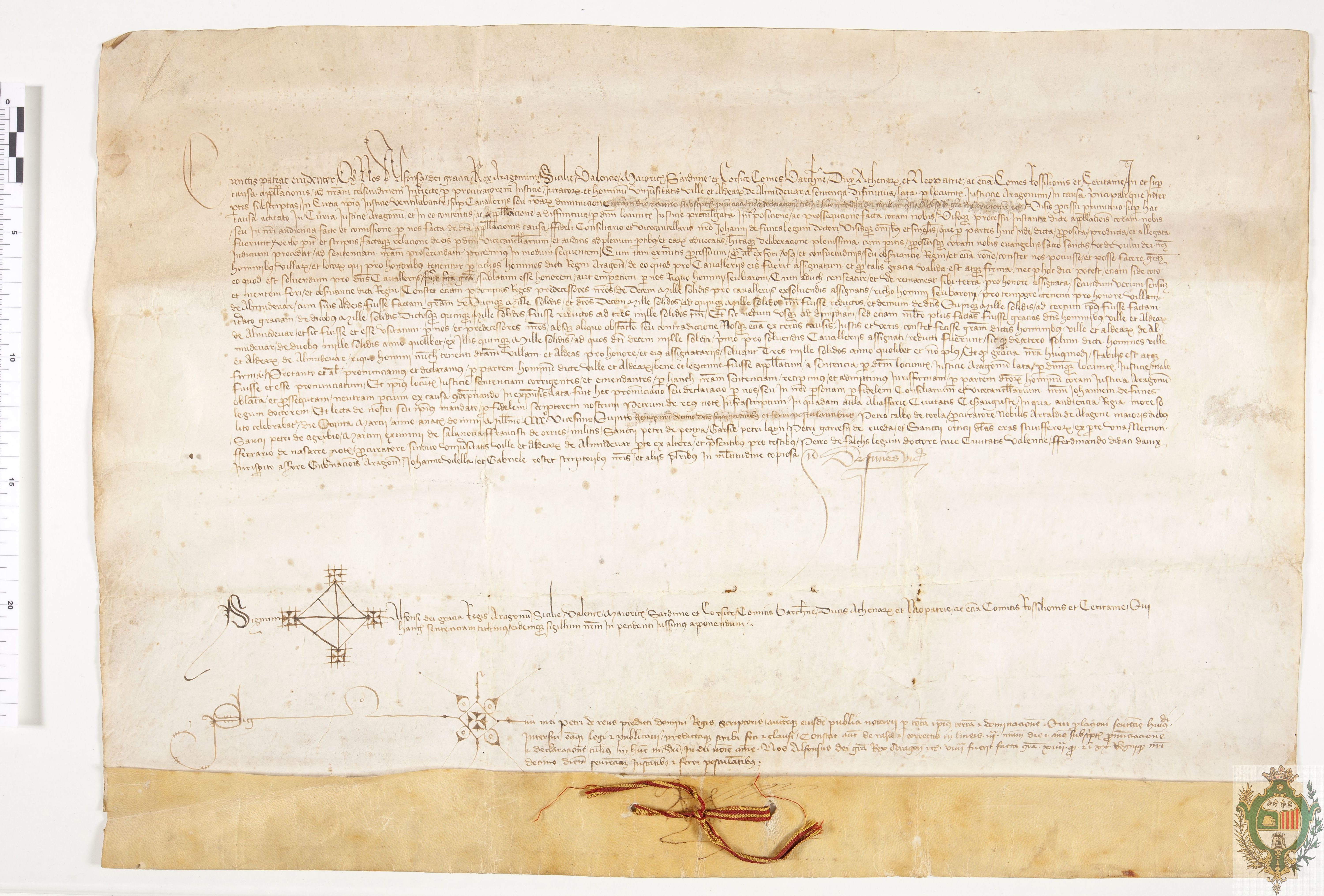 Sentencia de Alfonso V en la apelación del concejo de Almudévar a una sentencia del Justicia de Aragón sobre el conflicto existente entre la villa y sus aldeas y Artal de Alagón, beneficiario de sus caballerías, sobre el importe de las pechas que debía pagar la localidad, que se fija en 3.000 sueldos anuales