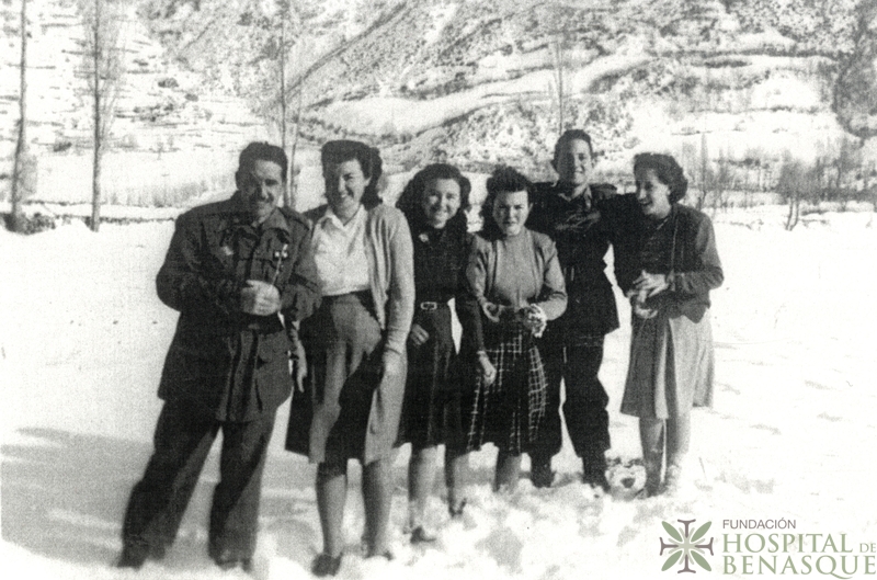 Dos hombres y cuatro mujeres en un campo nevado, en las afueras de Benasque