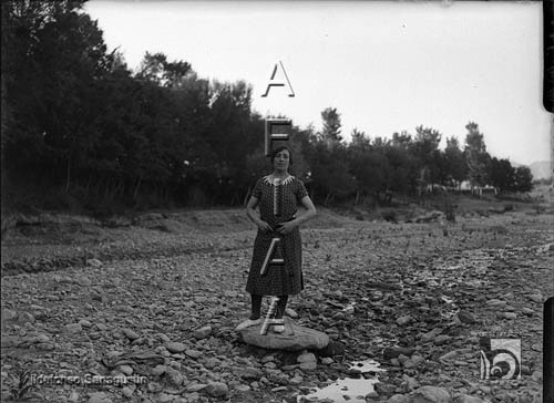 Agustina Ena en el cauce seco de un río. Ildefonso San Agustín