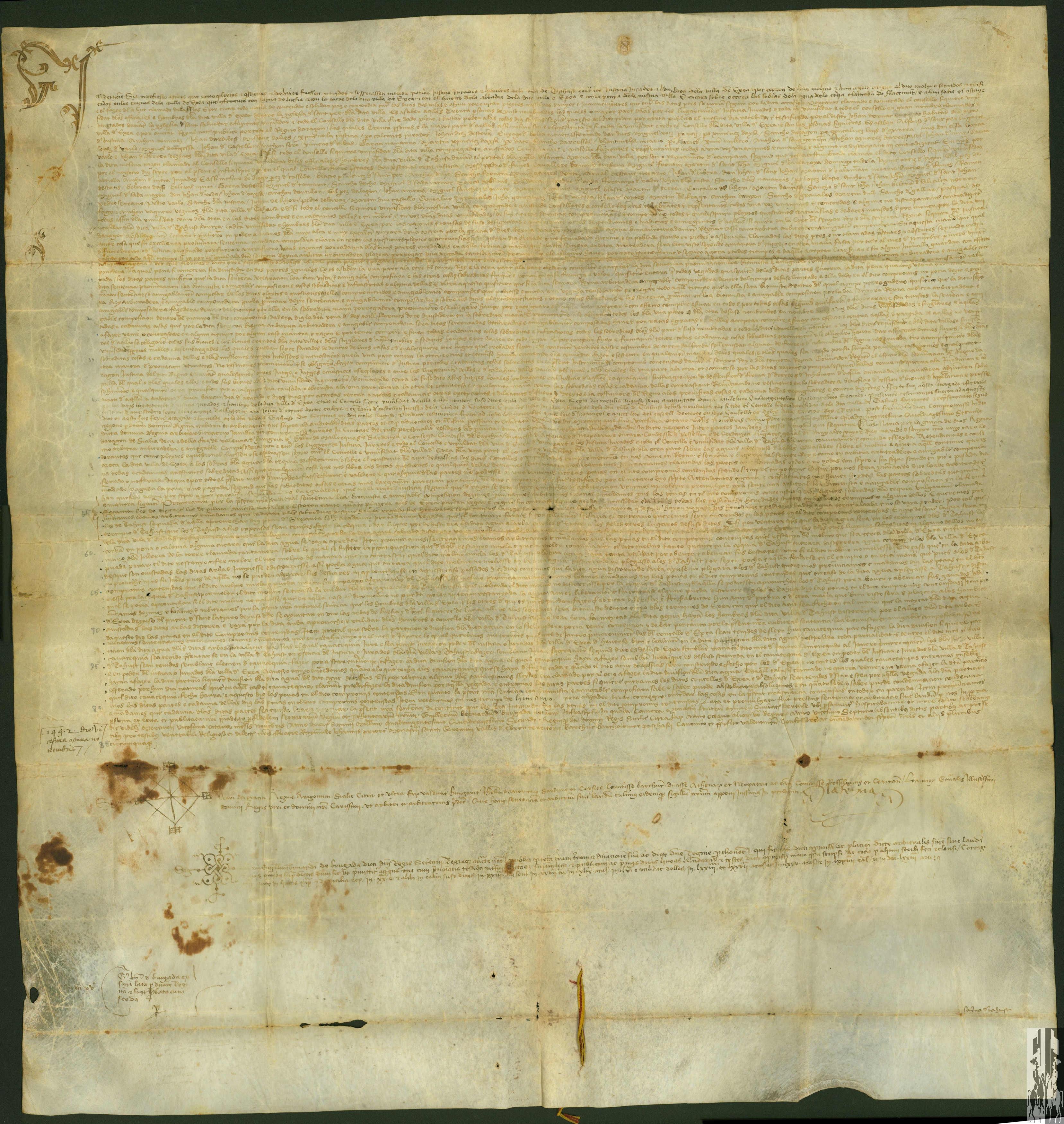 Sentencia arbitral emitida por la reina María de Castilla sobre un pleito entre los concejos de Ejea y Tauste por un molino próximo a la próxima villa y por la construcción de un azud en Arasias, que se resuelve con unos capítulos para repartir el uso de las aguas.