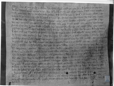 Nicolás de Frayello, clerigo de Huesca, da a Lorenzo de Villacampa, clérigo de Santa Eulalia la Mayor, unas casas en Huesca con la condición de pagar dos dineros anuales de tributo a Arnal de Laduix