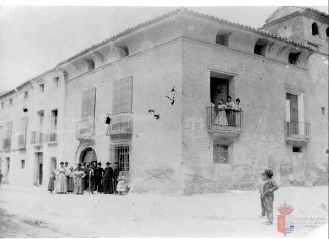 Plaza de España. Casa de Joaquín Moliné Galofre. La Puebla de Alfindén