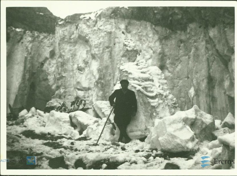 Hombre con bastón rodeado de nieve
