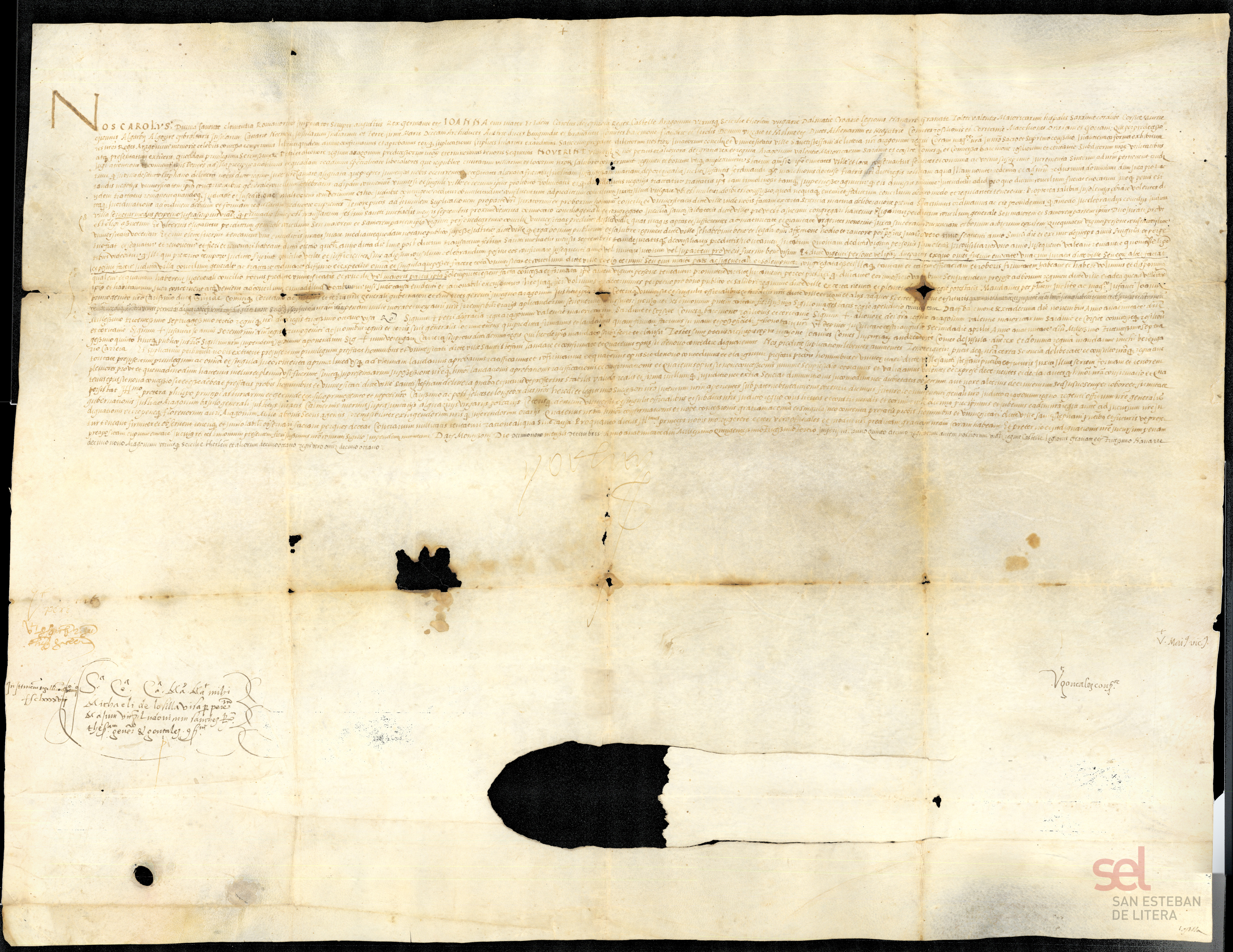 El emperador Carlos V confirma unos estatutos otorgados el 16 de noviembre de 1373 a la villa de San Esteban de Litera por Pedro IV y Leonor, reyes de Aragón. En éste, Pedro IV, a petición de las autoridades municipales de San Esteban de Litera, atendiendo al peligro de que los consejos de la villa tuviesen un carácter multitudinario y tumultuoso, establece que el primer lunes tras el día de San Miguel de cada año se reúna el concejo en la iglesia de San Salvador y, además de nombrar dos jurados, elija veinte consejeros. Los consejeros, con mayoría de dos tercios, tendrán la potestad de convocar el concejo. El cargo de consejero tendrá carácter anual, si bien podrán ser reelegidos si el concejo así lo estima