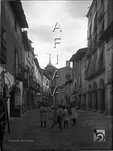 Grupo de niñas en la plaza. Ricardo del Arco y Garay. Sariñena. Monegros