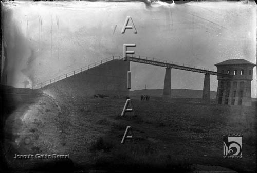 Edificio y puente en el campo. Joaquín Galán Bernal